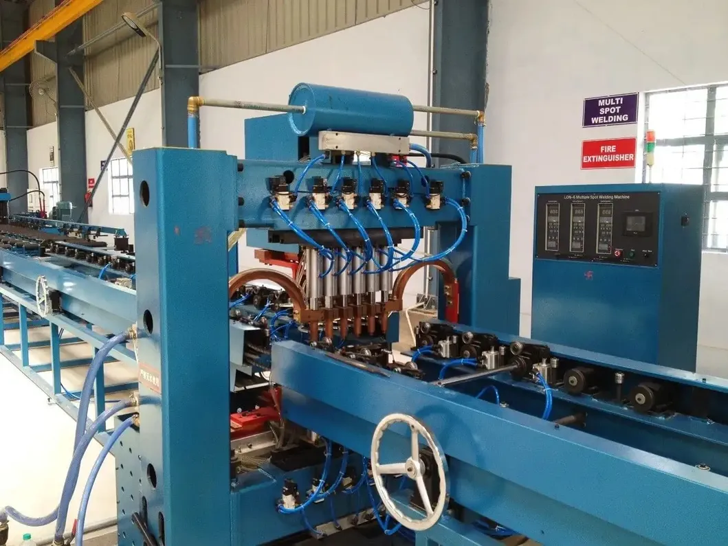Pendinginan dinding sirip bergelombang Transformator distribusi daya Minyak terbenam Radiator sirip Otomatis Pengelasan lini produksi 4