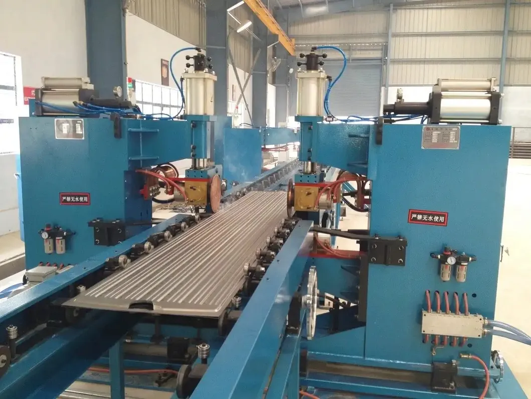 Pendinginan dinding sirip bergelombang Transformator distribusi daya Minyak terbenam Radiator sirip Otomatis Pengelasan lini produksi 5