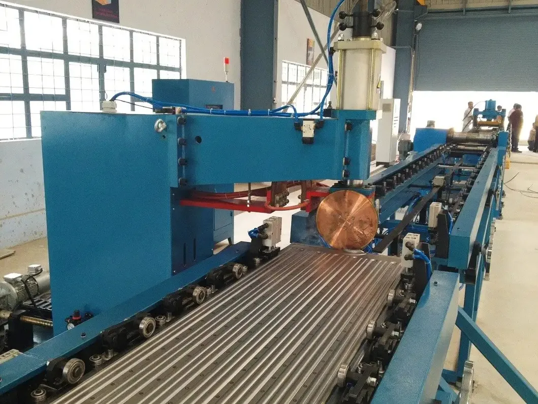 Pendinginan dinding sirip bergelombang Transformator distribusi daya Minyak terbenam Radiator sirip Otomatis Pengelasan lini produksi 8