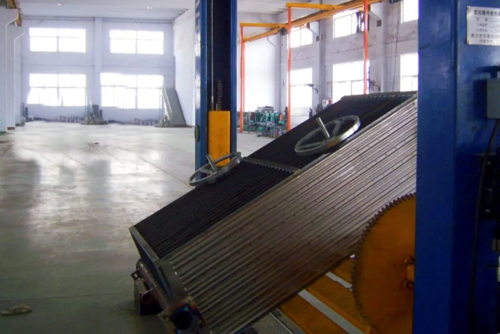 Pendinginan dinding sirip bergelombang Transformator distribusi daya Minyak terbenam Radiator sirip Otomatis Pengelasan lini produksi 13