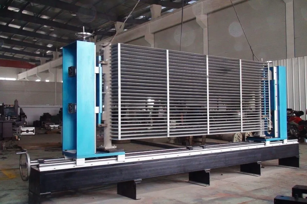 Pendinginan dinding sirip bergelombang Transformator distribusi daya Minyak terbenam Radiator sirip Otomatis Pengelasan lini produksi 12