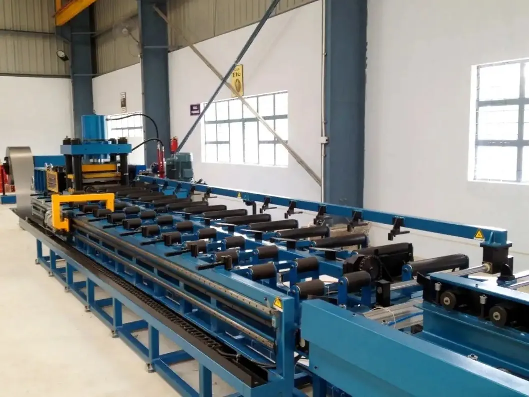 Pendinginan dinding sirip bergelombang Transformator distribusi daya Minyak terbenam Radiator sirip Otomatis Pengelasan lini produksi 3